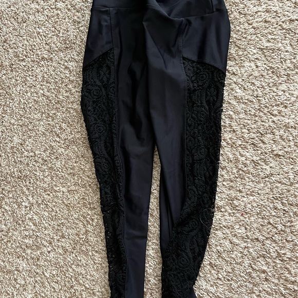Onzie black liquid leggings with lace panel xs - Picture 4 of 5